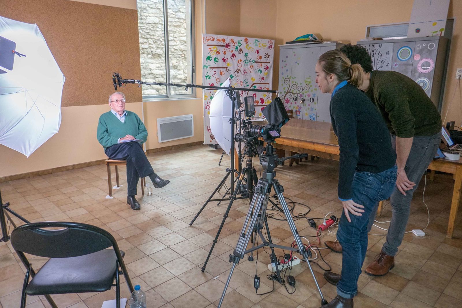 Derniers réglages de Nora et Arie pour l’interview de Denis