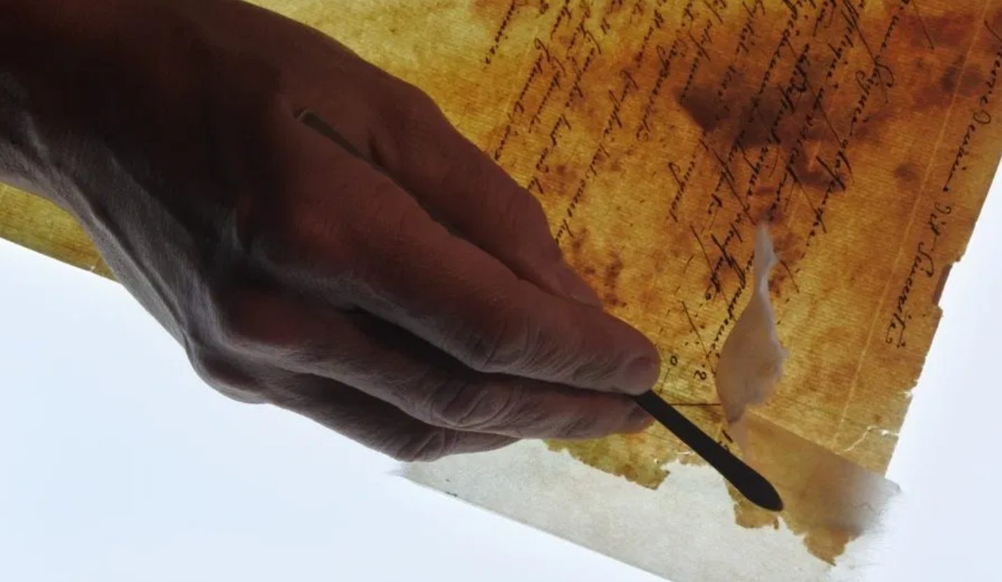 Traitements de conservation du registre du médecin de Barbentane