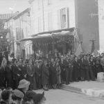 Cérémonie du 11 novembre. Le Cours. Devant la mairie : la musique joue La Marseillaise