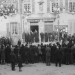 Cérémonie du 11 novembre. Le Cours. Devant la mairie : la musique joue La Marseillaise
