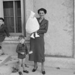 Après la cérémonie du 11 novembre. Jeune barbentanaise et ses enfants